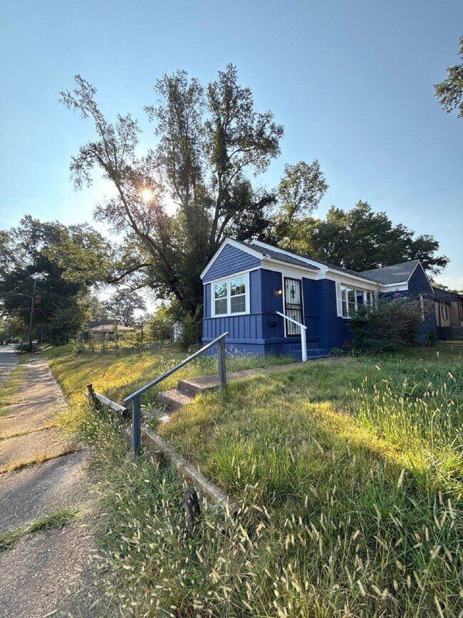 Building Photo - 1064 Brower St