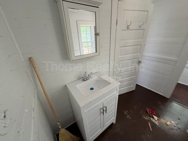 Building Photo - 809 Sunset Ave