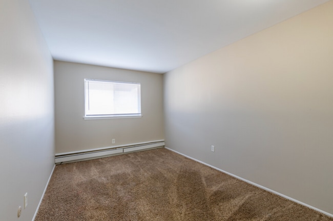 Building Photo - 23700 W Warren Ave