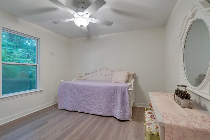 Building Photo - 624 W 7th Ave