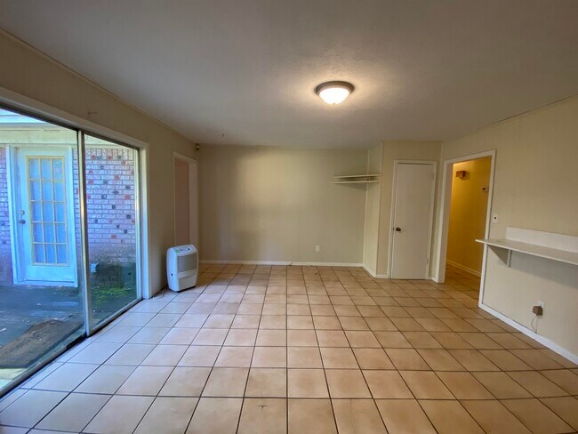 Building Photo - 2506 Waldemar Ln
