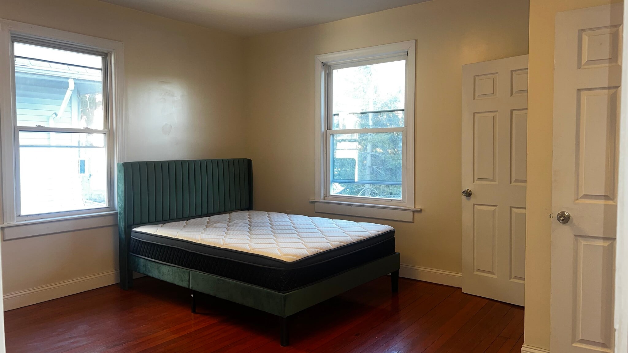 Furnished Bed $1,000 - 127 S Burnett St