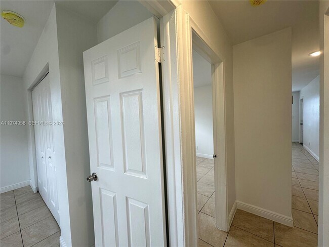 Building Photo - 5621 SW 36th Ct