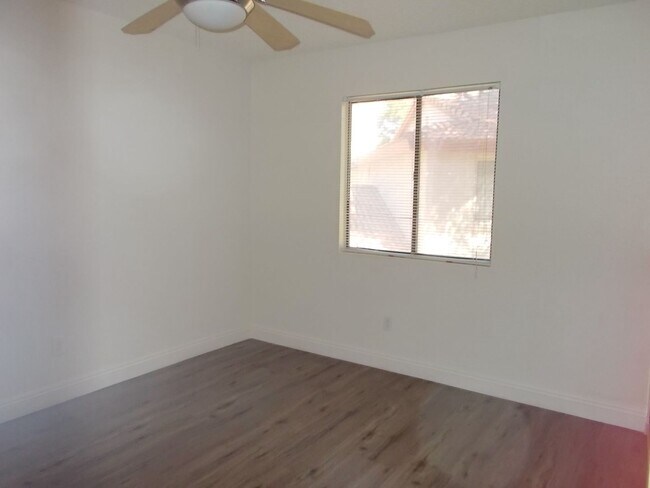 Building Photo - Charming 2-Bed, 2-Bath Condo with Balcony and Pool Access in Las Vegas