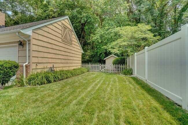 Building Photo - Fabulous 4-Bedroom Great Neck Home Ready 0...