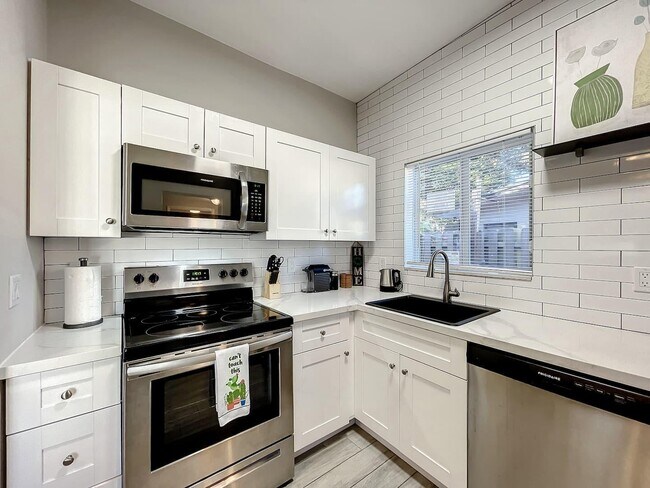 Building Photo - 1500 SW 15th Ave
