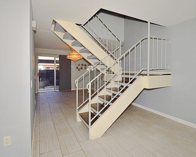Building Photo - 2230 N Indian Canyon Dr