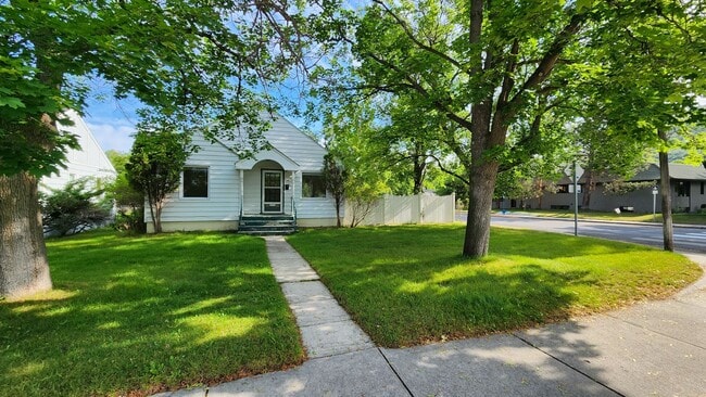 Building Photo - Beautiful University Area Home