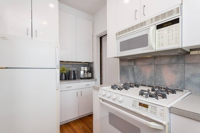Building Photo - 79 Martin St