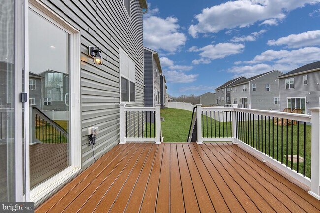 Building Photo - 3210 White Tail Dr