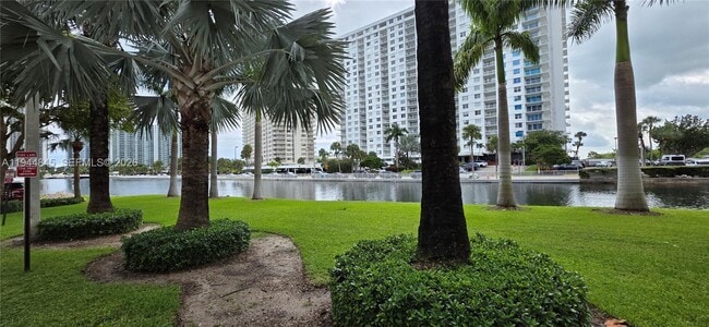 Building Photo - 400 Kings Point Dr