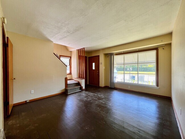 Building Photo - 2 Bedroom House