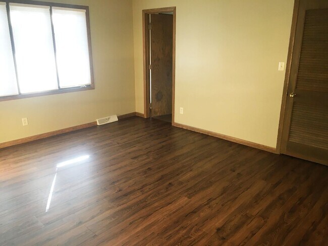 Building Photo - Recently Renovated 3-bedroom Home near Mon...