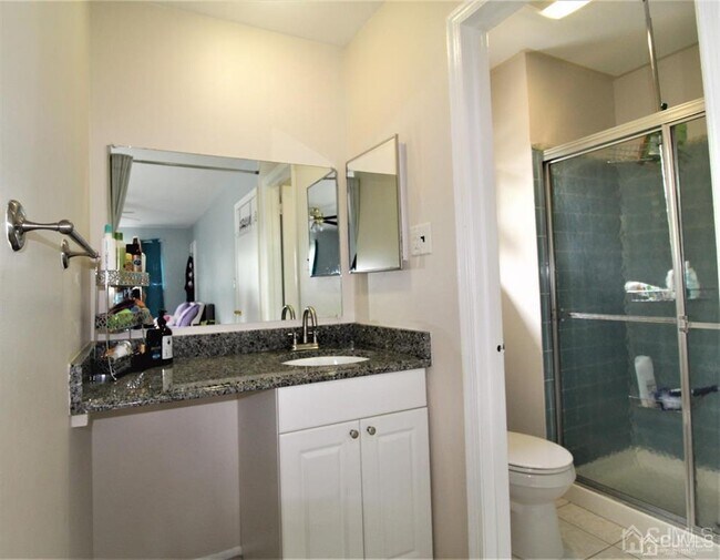 Building Photo - 47 Linden Ln S