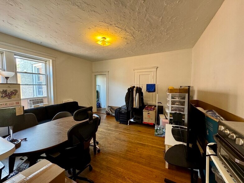 Building Photo - 229 Kelton St