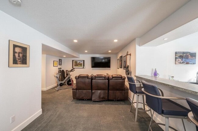 Building Photo - 4220 Ravenna Pl