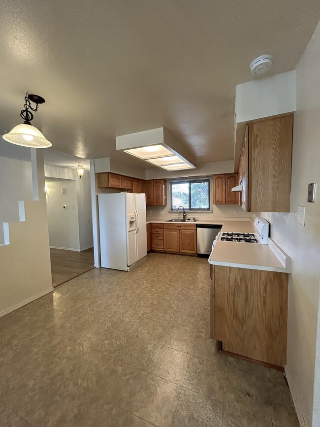Building Photo - 12204 Baja Dr NE