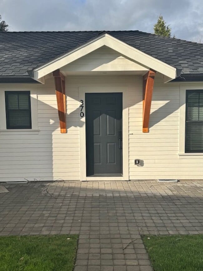 Building Photo - BEAUTIFUL CUSTOM - BUILT SINGLE LEVEL HOME...