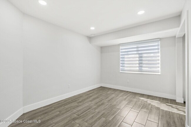 Building Photo - 1310 Mariposa Dr NE