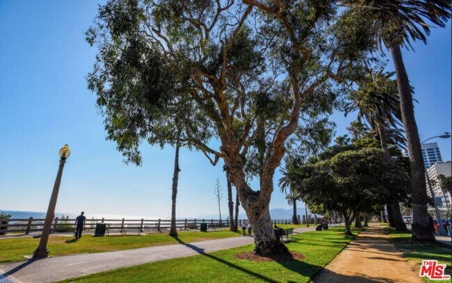 Building Photo - 1837 11th St