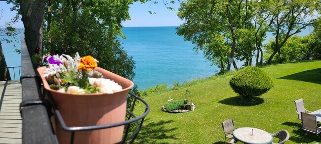 Building Photo - 1073 Sheridan Rd