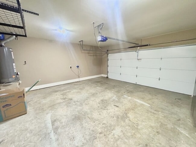 Building Photo - Beautiful 4 Bedroom 3 Bath Home in Lake Forest!