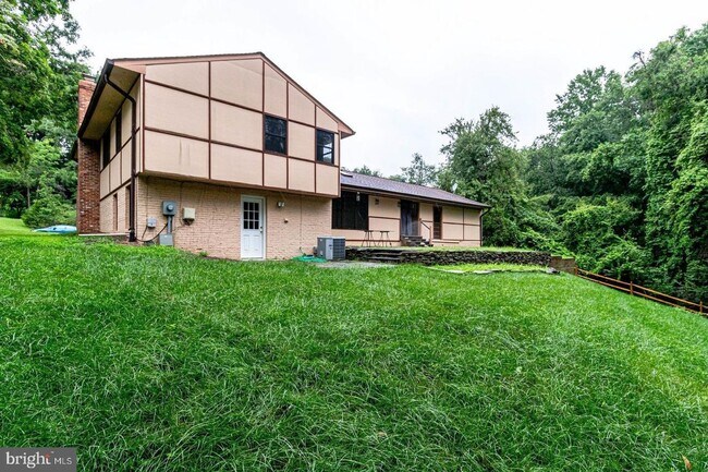 Building Photo - This elegant and unique three-level split ...