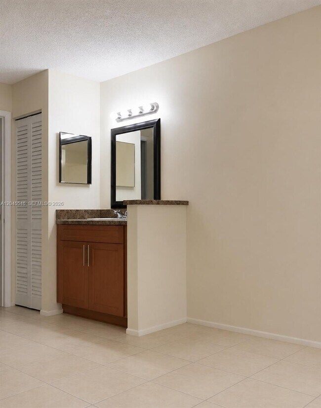 Building Photo - 9999 Summerbreeze Dr
