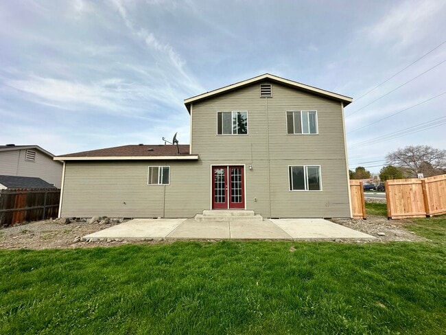 Building Photo - 4 Bedroom 3 Bathroom Home with Attached Garage, AC, and 2 Separate Living Areas!