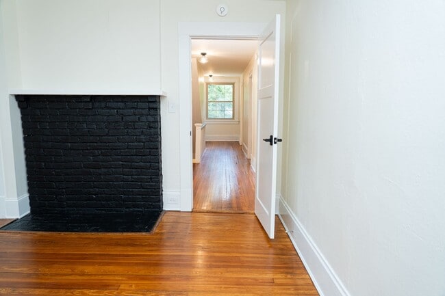 Building Photo - Large 4 Bedroom Home On Oakhurst Circle