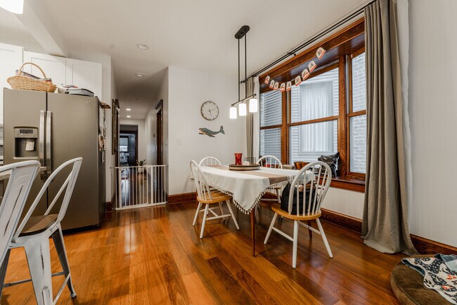 Building Photo - 1019 W Oakdale Ave