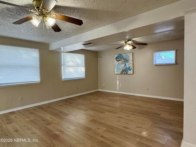 Building Photo - 2057 Glen Gardner Dr