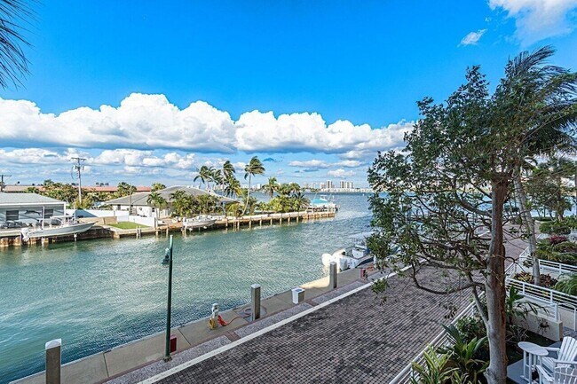 Building Photo - 2650 Lake Shore Dr