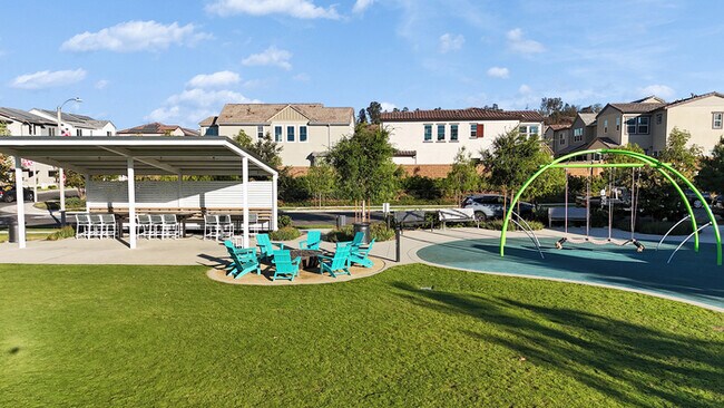 Building Photo - Light and bright 4 bedroom 3 bath beauty i...