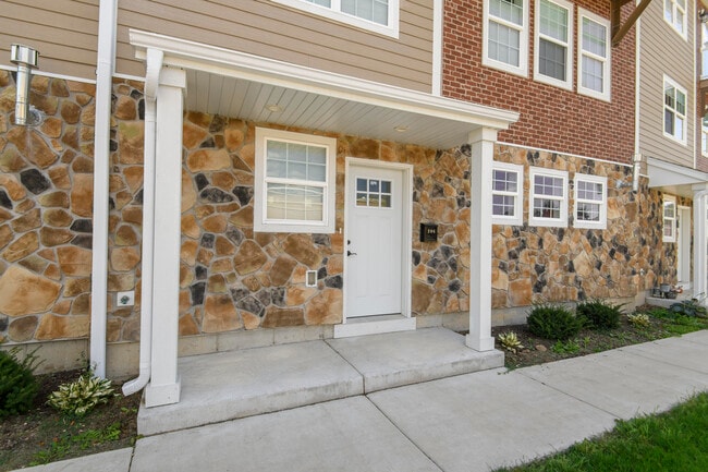 Building Photo - 204 Grand Ave