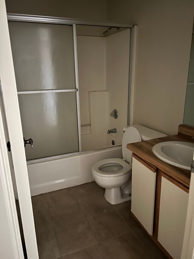 Building Photo - 4121Waln - L