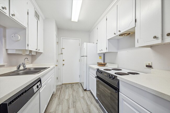 Building Photo - 2824 Briarhurst Dr