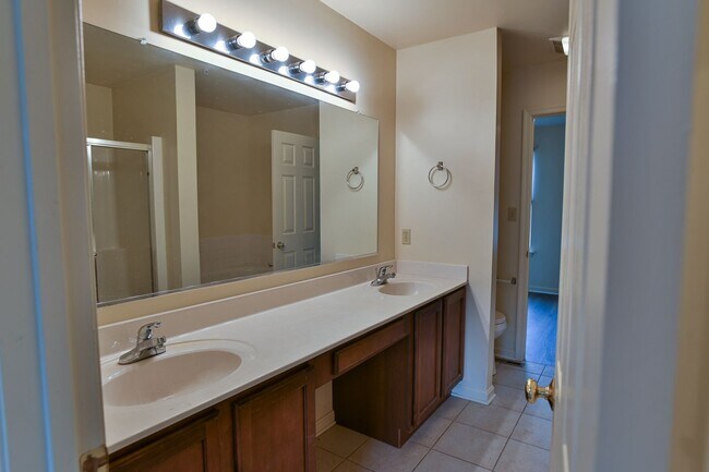 Building Photo - 3 Bedroom Single Family in Midtown with Pa...