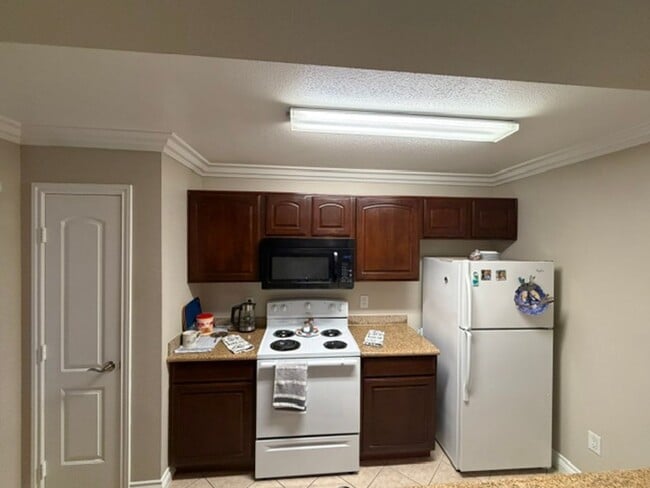 Building Photo - A Fantastic and Super Clean 1 Bedroom, 1 Bathroom upstairs unit.