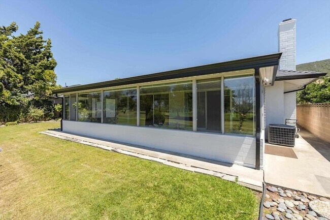 Building Photo - 1304 San Julian Dr