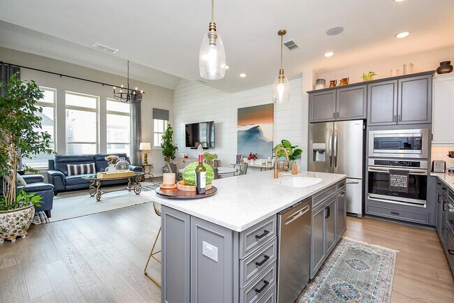 Building Photo - 10914 Brambling Wood Dr