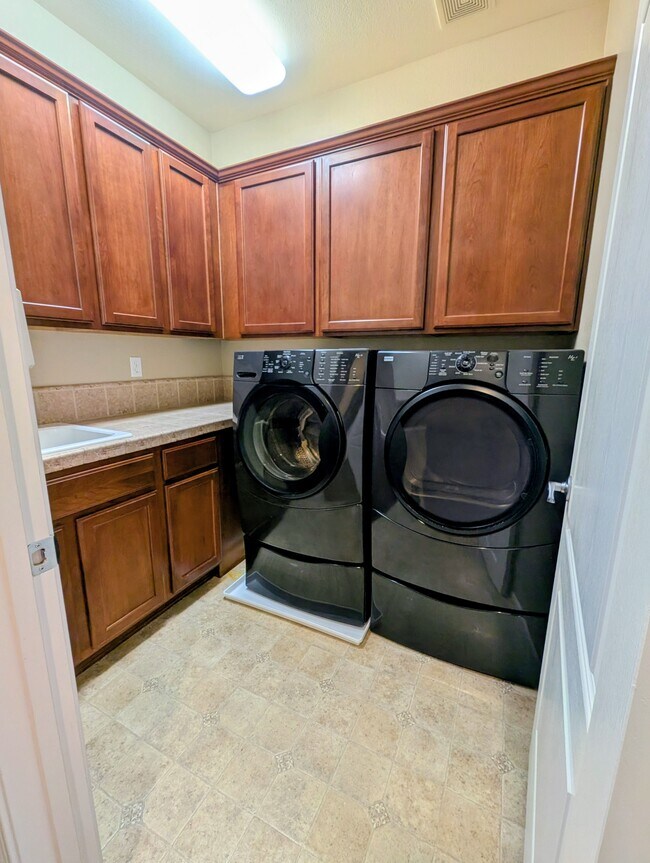 Building Photo - 430 Cicada Ct