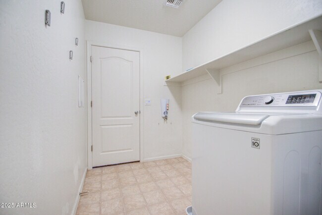 Building Photo - 4068 E Devon Dr