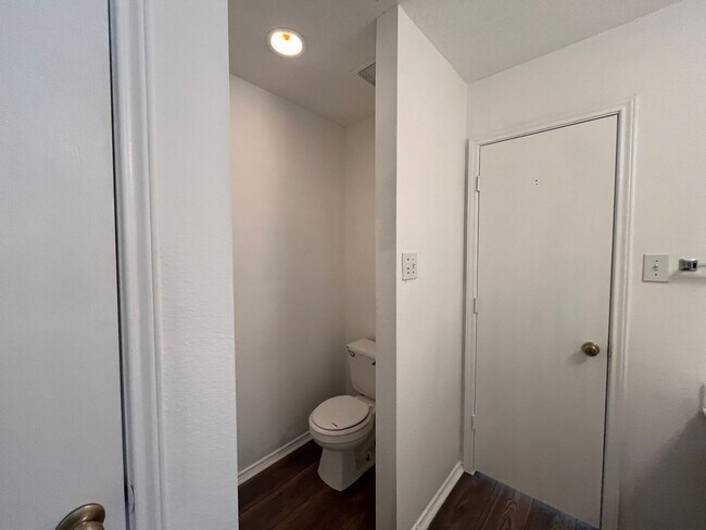 Building Photo - 8419 Manderly Pl