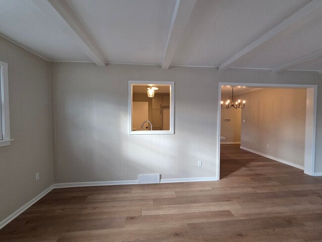 Building Photo - Beautiful 4 bedroom in Forest Hills