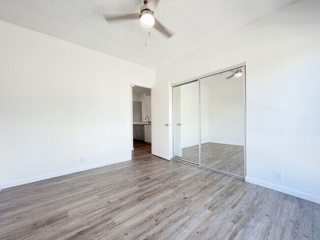Building Photo - Just Refreshed Ewa Beach Condo with A/C