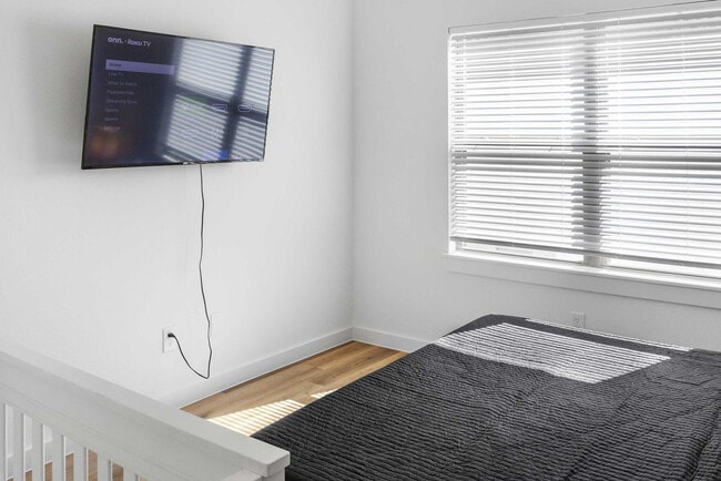 Building Photo - 6740 Peerless St