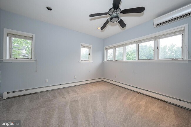Building Photo - 212 Elm Terrace