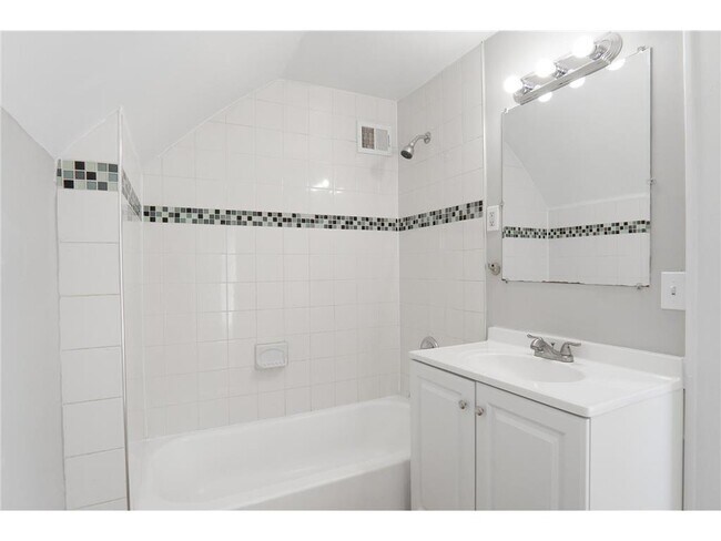 Building Photo - 188 Wyoming St E