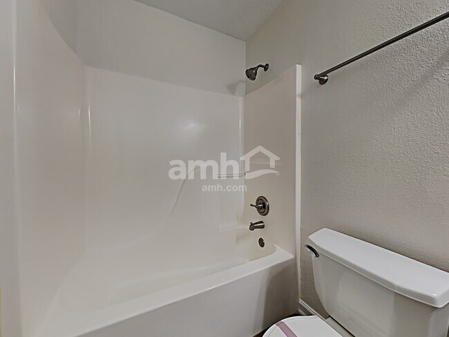 Building Photo - 528 Woodfield Cir